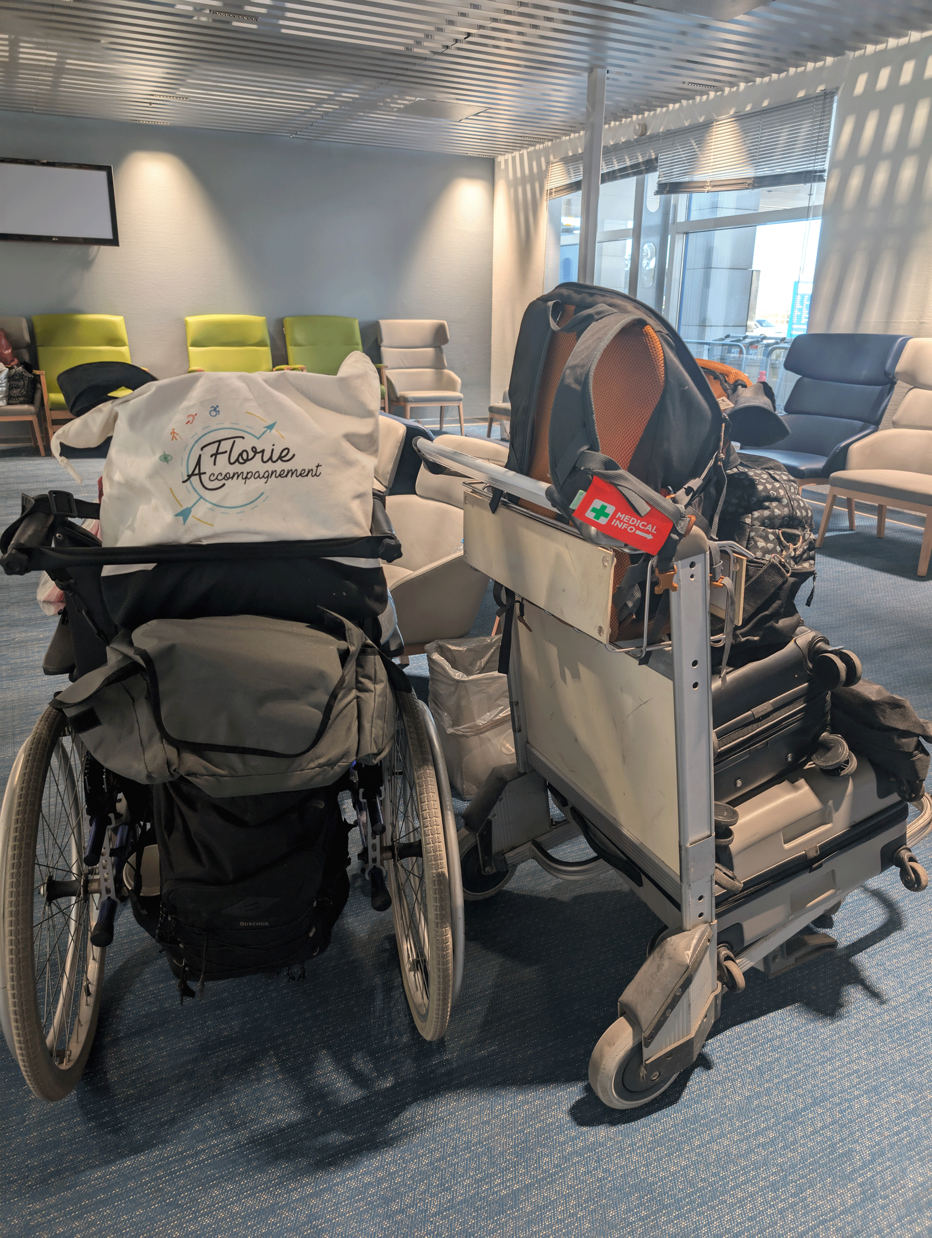 Photographie d'un fauteuil roulant et d'un porte baguages dans une salle d'attente